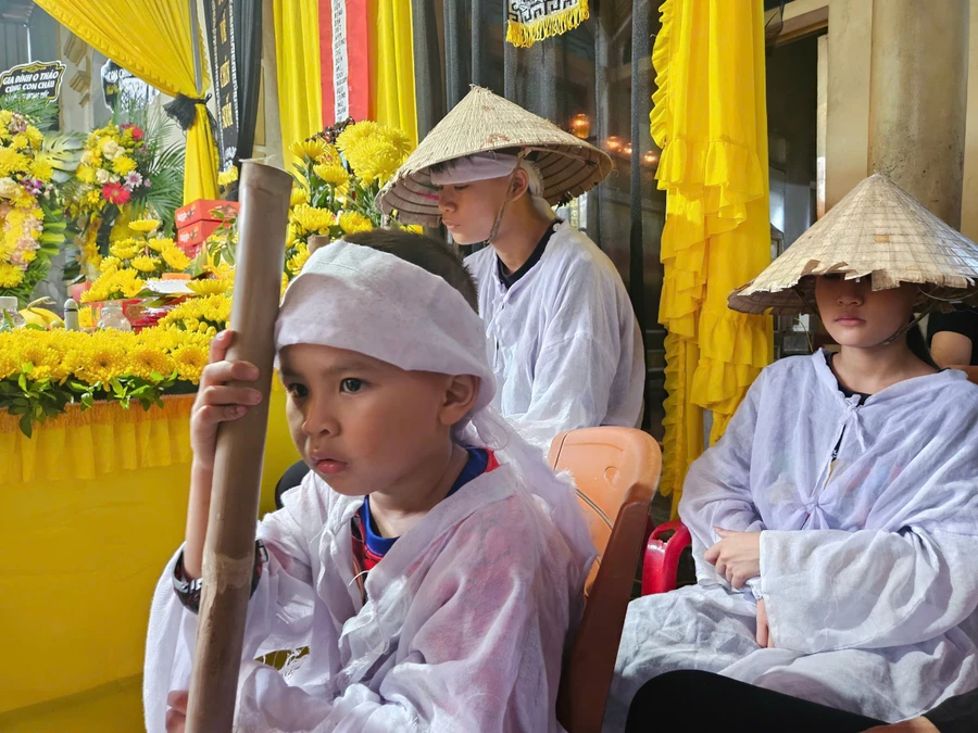 Trong 2 năm, 3 đứa trẻ lần lượt mất cả bố lẫn mẹ.