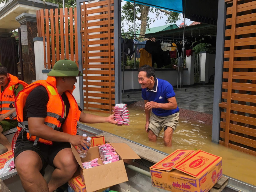 Trong biển nước mênh mông, hình ảnh những chuyến thuyền chở mì tôm, chai nước, hay bóng dáng các chiến sĩ Công an, dân quân chèo chống đưa từng túi lương khô đến tận tay người dân đã trở thành điểm tựa. Giữa khó khăn chồng chất, tinh thần đoàn kết, sẻ chia đang giúp người dân vùng rốn lũ Hà Tĩnh kiên cường bám trụ, chờ ngày nước rút. 3.jpg