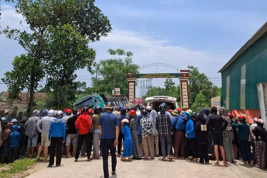 Nhiều người dân tập trung tại hiện trường vụ tai nạn.