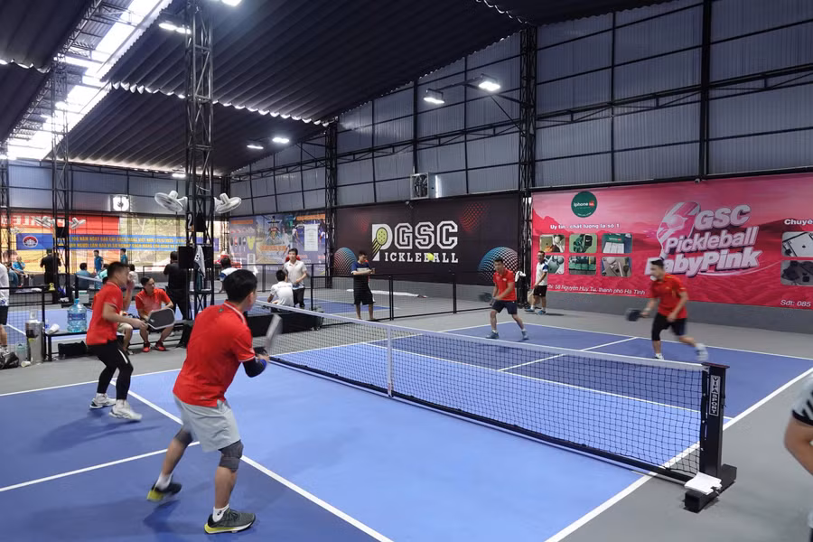 Một trận đấu ở nội dung đôi nam.