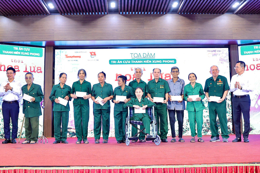 Những món quà thể hiện lòng tri ân, nghĩa tình của thế hệ trẻ hôm nay dành cho những người đã cống hiến tuổi thanh xuân cho nền độc lập dân tộc. 7fbc30905bc0d29e8bd1.jpg