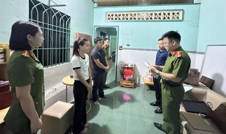 Công an đọc lệnh khởi tố đối với Hạnh và Nhi. (Ảnh: CAHT)