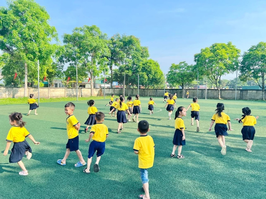 Việc không dạy trước chương trình lớp 1 tạo tâm thế thoải mái cho các cháu nhỏ trước môi trường mới. (Ảnh: Tiến Dũng) lamf.jpg