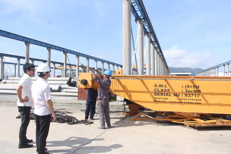 “Chúng tôi đã chuẩn bị phương án chống bão, chằng néo kiên cố từ trước. Nhưng sức gió lần này quá khủng khiếp, cuốn phăng tất cả,” ông Lã Thái Hải, Giám đốc Công ty ngậm ngùi chia sẻ. img-1759328942691-1759329195114.jpg