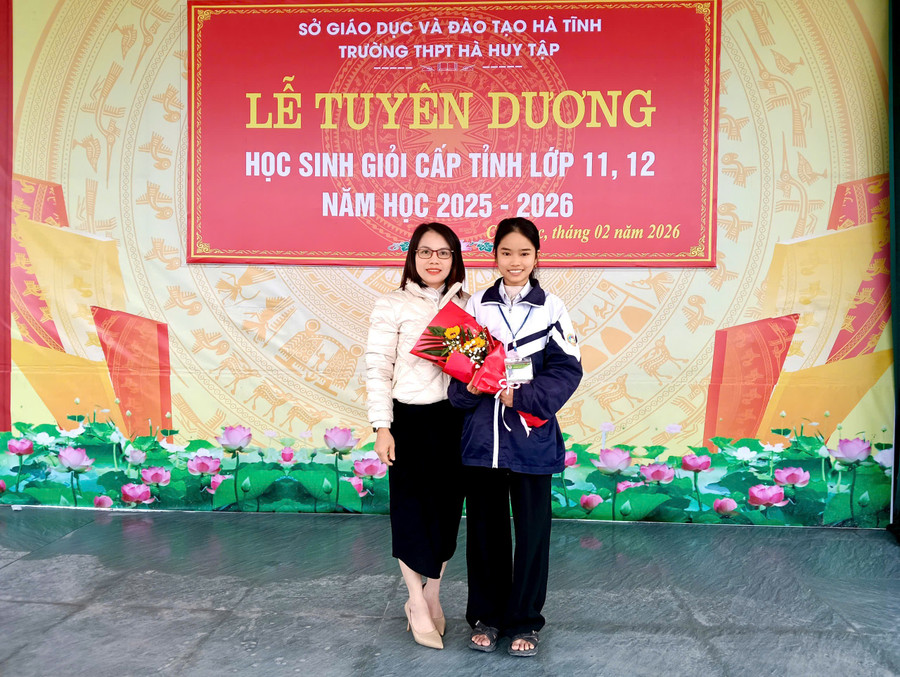 Cô Đặng Thị Hoa (giáo viên bồi dưỡng) cùng thủ khoa Nguyễn Mỹ Linh.