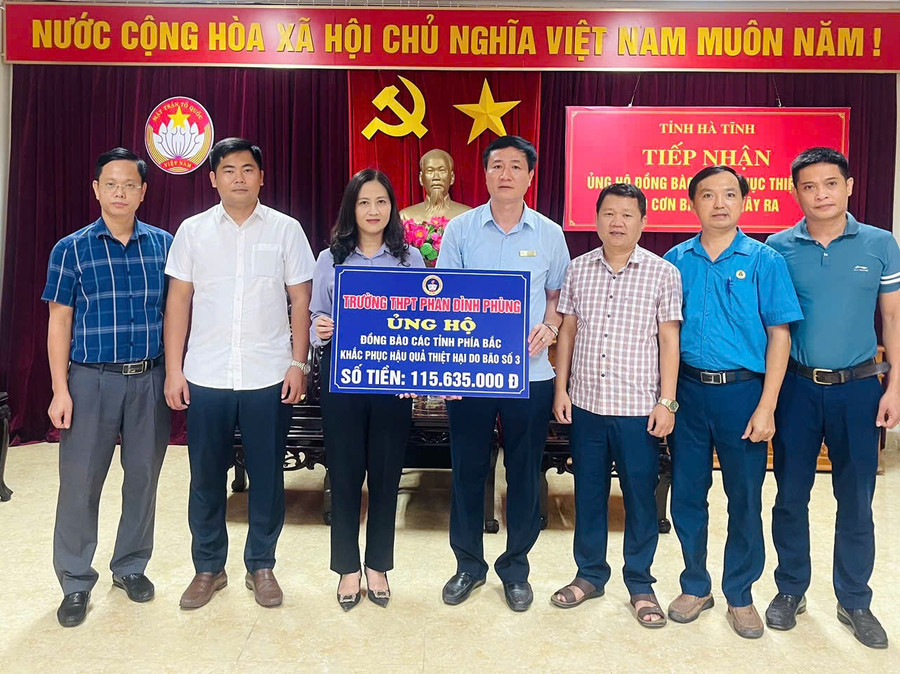 Trường THPT Phan Đình Phùng ủng hộ đồng bào các tỉnh phía Bắc khắc phục hậu quả bão lũ.