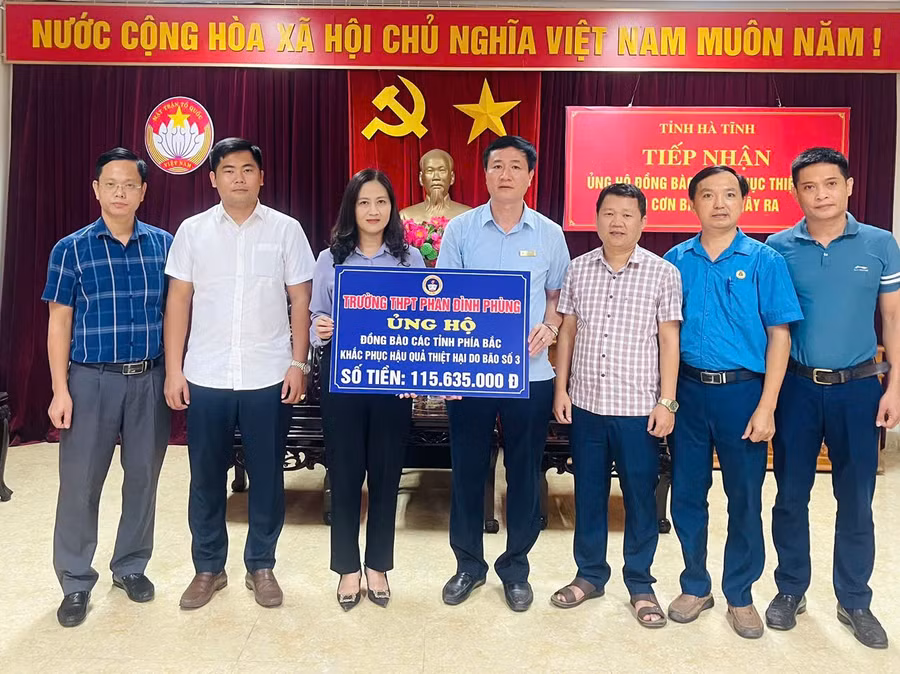 Trường THPT Phan Đình Phùng ủng hộ đồng bào các tỉnh phía Bắc khắc phục hậu quả bão lũ.