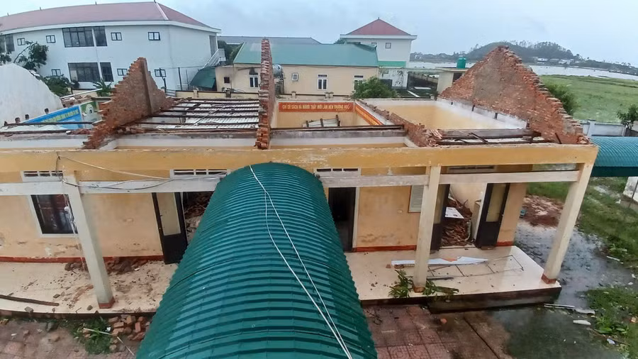 Trường THCS Sơn Lộc (xã Xuân Lộc, Hà Tĩnh) bị tốc mái hoàn toàn. 