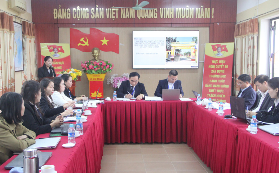 Trường Trung cấp nghề Lý Tự Trọng tổ chức Hội nghị sinh hoạt chuyên đề tháng 3.