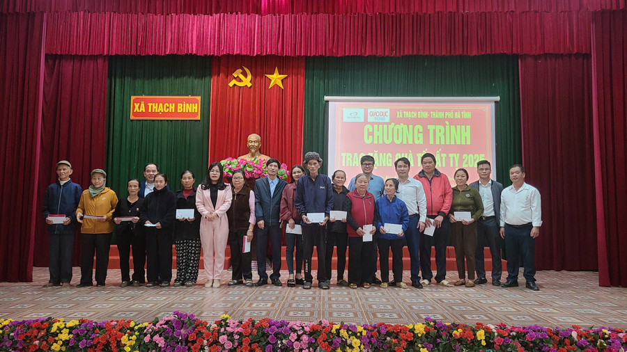 Báo GD&TĐ trao quà Tết của Quỹ Thiện Tâm đến với người dân khó khăn ở xã Thạch Bình.