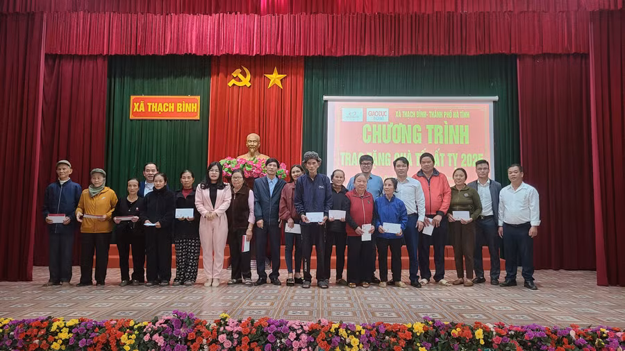 Báo GD&TĐ trao quà Tết của Quỹ Thiện Tâm đến với người dân khó khăn ở xã Thạch Bình.