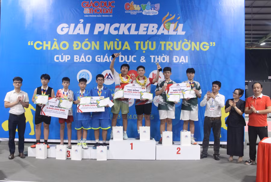 BTC và đại biểu trao cúp, huy chương và các phần thưởng cho các VĐV viên đạt giải ở nội dung thi đấu thứ 3.