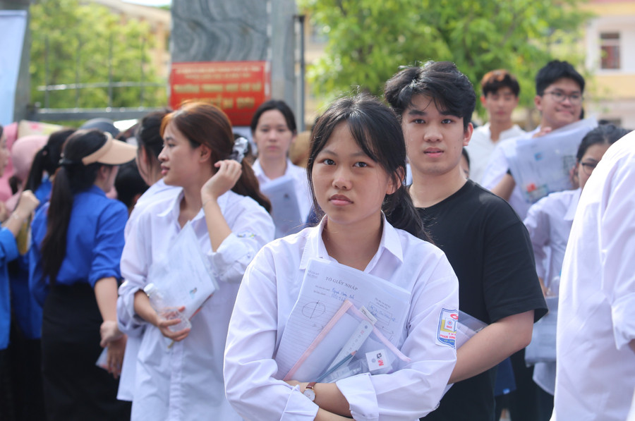 Nhiều thí sinh rời phòng thi với ánh mắt không hài lòng. 4i7a0535.jpg