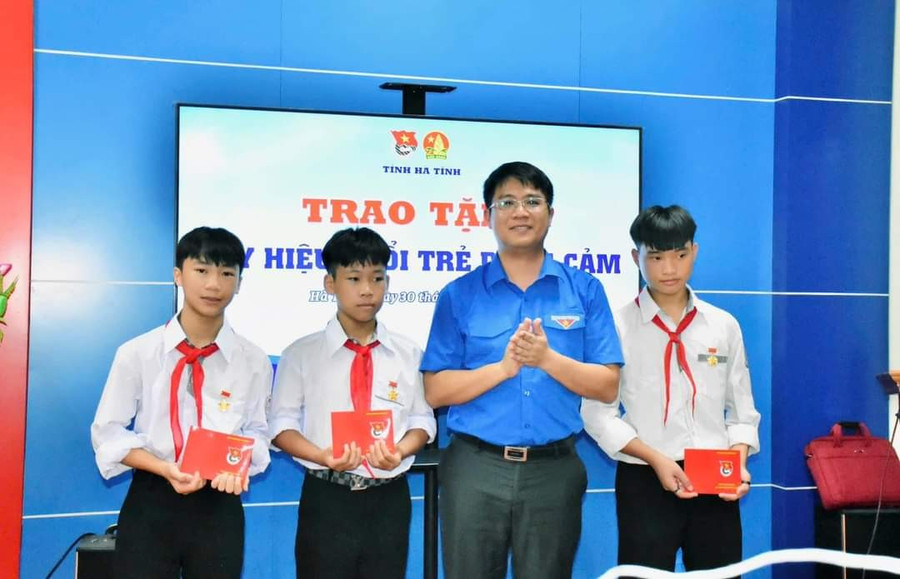 Đại diện Tỉnh đoàn Hà Tĩnh trao huy hiệu "Tuổi trẻ dũng cảm" của Trung ương đoàn đến 3 học sinh dũng cảm cứu người.