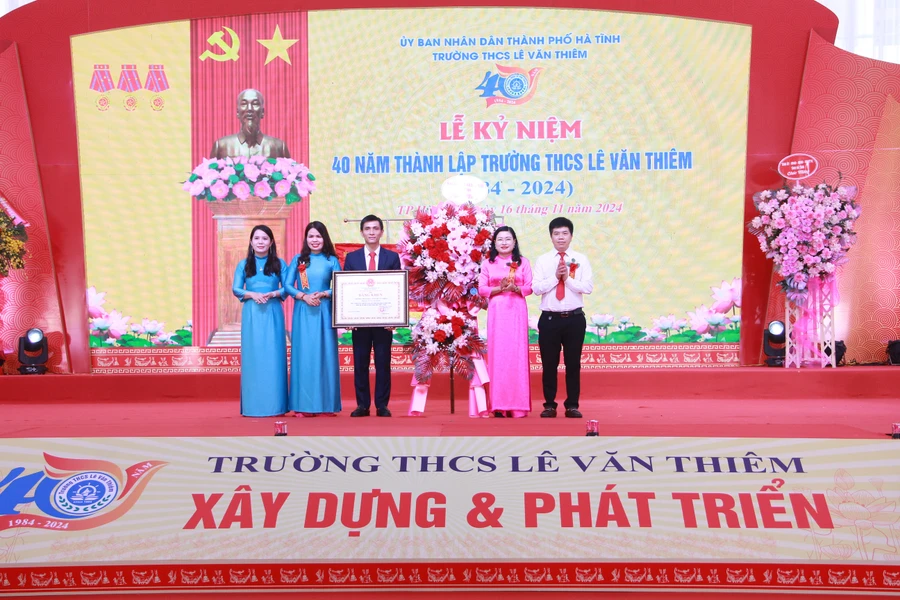 Trường THCS Lê Văn Thiêm vinh dự đón nhận Bằng khen của Bộ GD&ĐT.