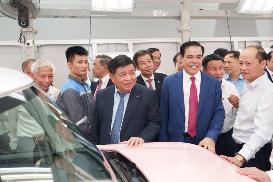 Phó Thủ tướng Nguyễn Chí Dũng và các đại biểu tham quan nhà máy. pho-thu-tuong-nguyen-chi-dung-an-tuong-khi-tham-quan-day-chuyen-san-xuat-tai-nha-may-o-to-die.jpg