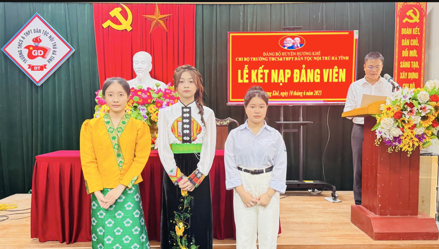 Lễ kết nạp Đảng học sinh Trường THCS & THPT Dân tộc nội trú Hà Tĩnh.