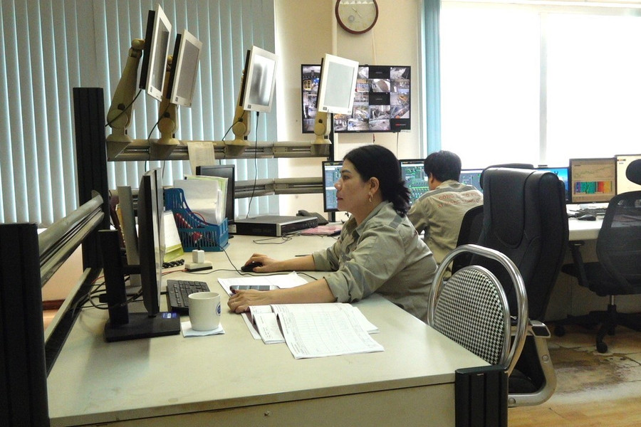 Việc hoạt động của Nhà máy luôn được theo dõi, giám sát 24/24 không để xảy ra sự cố nào gây ảnh hưởng tới môi trường. c0437t01.jpg