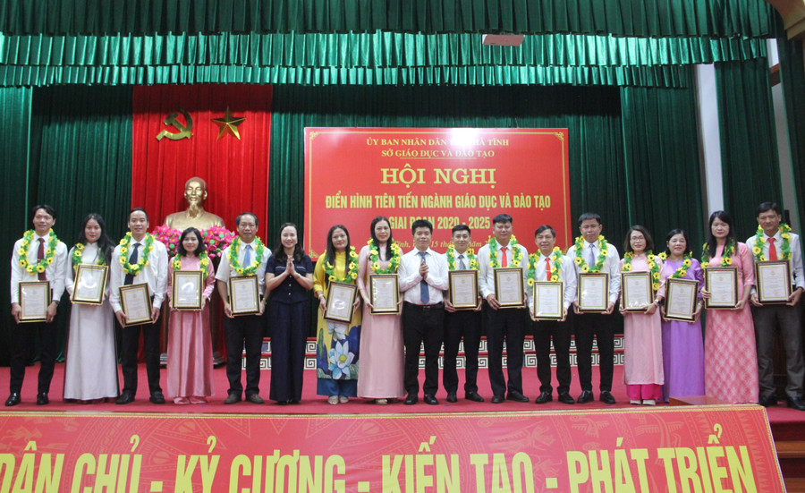 Những đóng góp của các tập thể, cá nhân đã góp phần đưa ngành giáo dục Hà Tĩnh đạt nhiều thành tích tốt. 6.jpg
