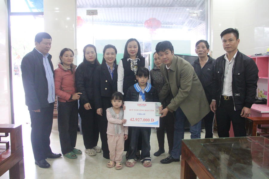 Báo GD&TĐ cùng đại diện trường học, các nhà hảo tâm trao quà bạn đọc, các tấm lòng hảo tâm đến hoàn cảnh 2 cháu nhỏ.