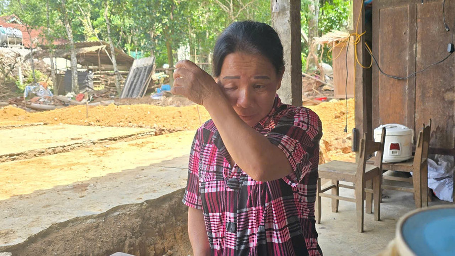Bà Trương Thị Tỵ (mẹ Yến) nghẹn ngào gửi lời cảm ơn tới các nhà hảo tâm. 33.jpg
