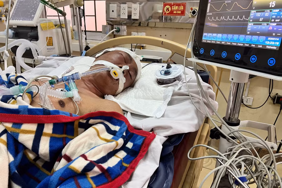 Tính mạng của thầy Sơn đang mong manh hơn bao giờ hết. (Ảnh: Vũ Long)