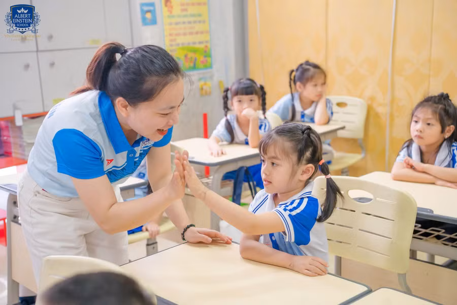 Khóa trải nghiệm lớp 1 tại Trường Albert Einstein giúp các bé sinh năm 2020 làm quen tiểu học.