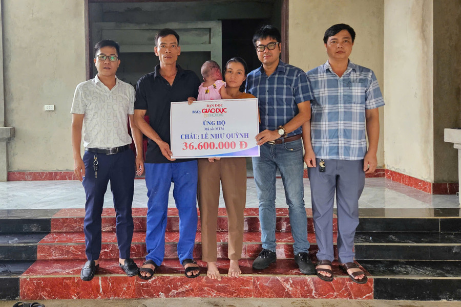 Đại diện Báo GD&TĐ cùng chính quyền địa phương trao quà bạn đọc, các tấm lòng hảo tâm số tiền 36.600.000 đồng đến với bé Như Quỳnh. 49039191aa6f1e31477e.jpg