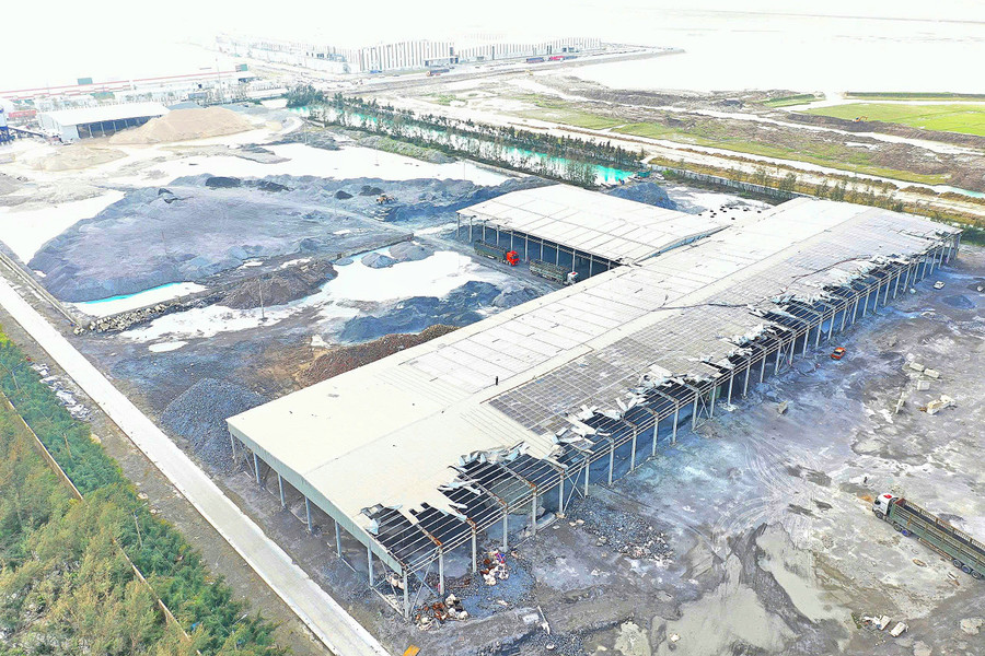 Nhà kho chứa tro xỉ rộng hàng nghìn m2 của Công ty TNHH Xử lý và tái chế tro xỉ Viết Hải trơ khung thép vặn xoắn. img-20251001-213438.jpg