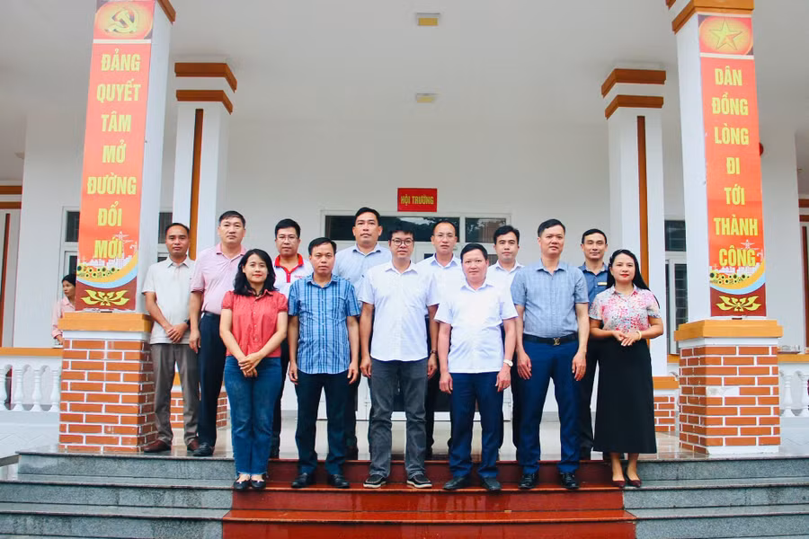 Đại diện Báo GD&amp;TĐ, xã Sơn Hồng và doanh nghiệp chụp ảnh lưu niệm sau buổi làm việc.