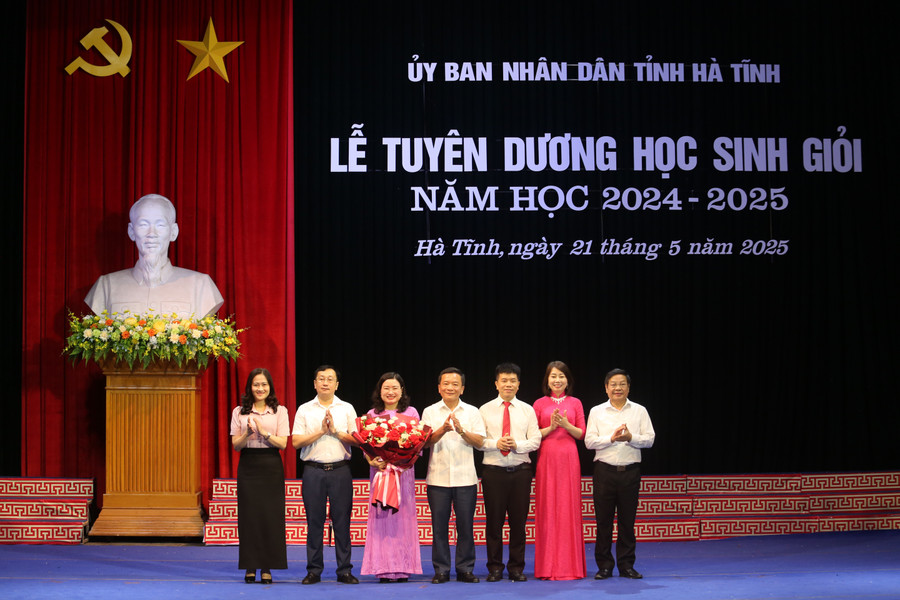 Phó Chủ tịch HĐND tỉnh Hà Tĩnh Trần Văn Kỳ tặng hoa chúc mừng Sở GD&ĐT Hà Tĩnh. 19.jpg
