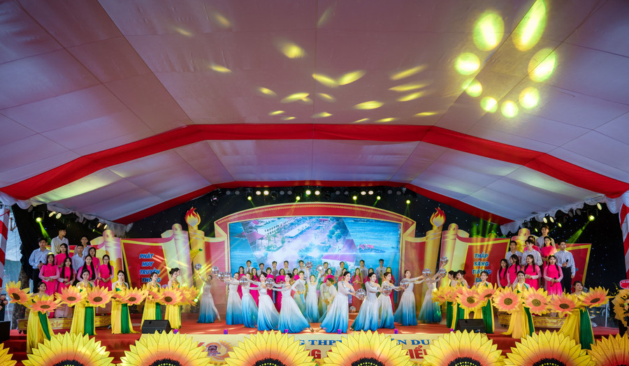 Bei der Zeremonie wurden professionell aufgeführte Darbietungen über Lehrer und Schulen gezeigt. 1.jpg