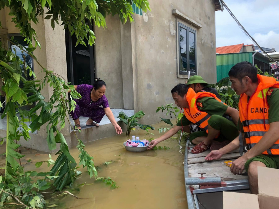 Ông Nguyễn Tiến Thắng, Chủ tịch UBND xã Đức Minh cho biết: “Chúng tôi chưa kịp khắc phục hậu quả bão số 10 thì lũ đã ập đến. Hiện vẫn còn trên 2.000 hộ dân bị ngập. Chính quyền đã chỉ đạo rà soát nhu yếu phẩm, bố trí tiếp tế tại chỗ, đồng thời huy động lực lượng cứu hộ tối đa để đảm bảo an toàn cho người dân”. 4.jpg