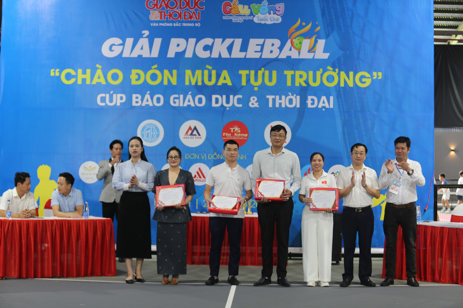 Đại biểu và BTC trao quà, thư cảm ơn các nhà tài trợ. 9.jpg