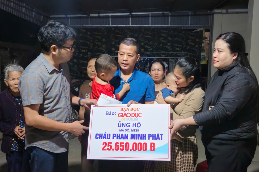 Trao hơn 25 triệu do Báo GD&TĐ kết nối tới hoàn cảnh bé trai 3 tuổi bị ung thư