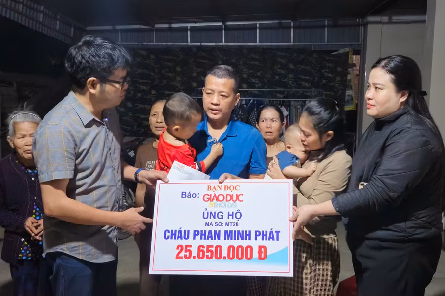Trao hơn 25 triệu do Báo GD&TĐ kết nối tới hoàn cảnh bé trai 3 tuổi bị ung thư