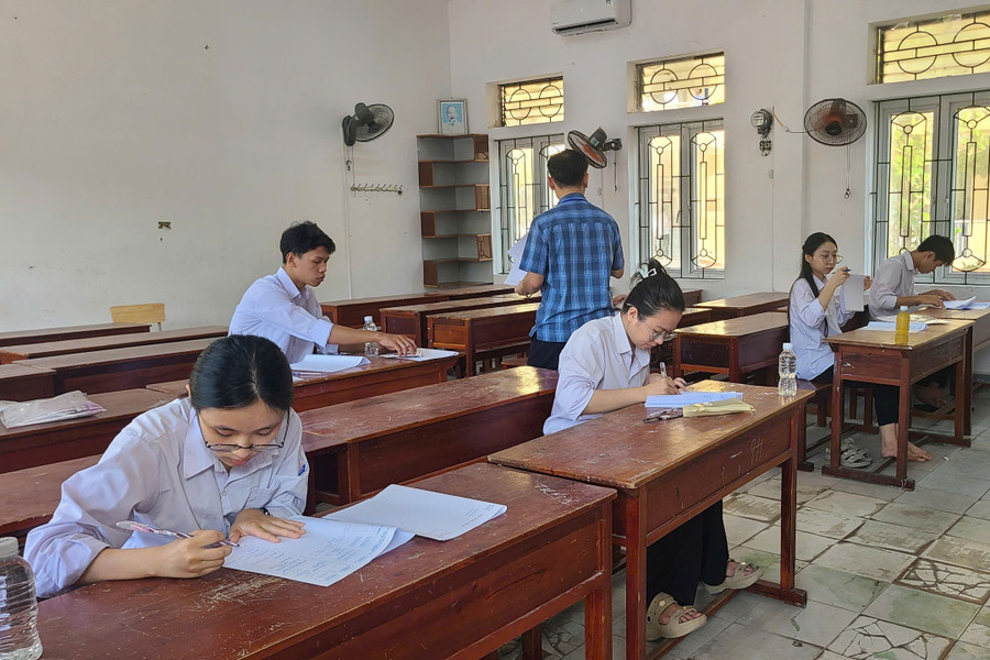 Các thí sinh kiểm tra lại thông tin trước khi vào làm bài. 1.jpg