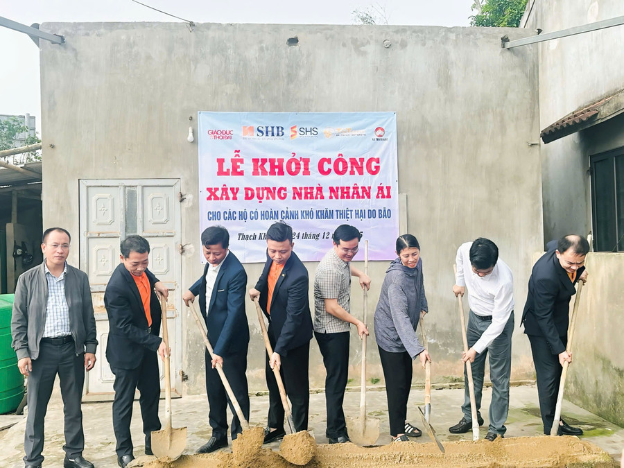 Các đại biểu thực hiện nghi thức khởi công nhà nhân ái cho các hoàn cảnh khó khăn ở xã Thạch Khê.