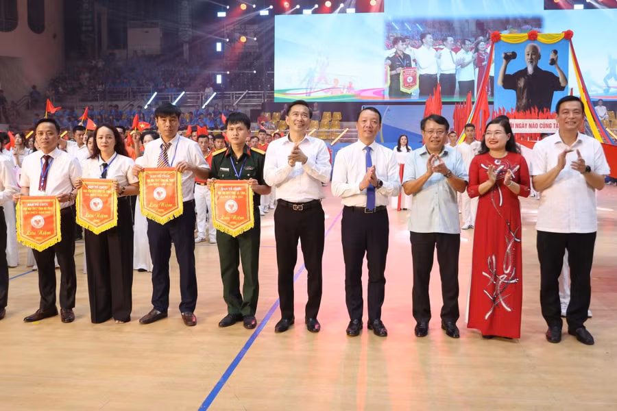 Lãnh đạo tỉnh Hà Tĩnh và các đại biểu tặng cờ lưu niệm cho các đoàn VĐV.