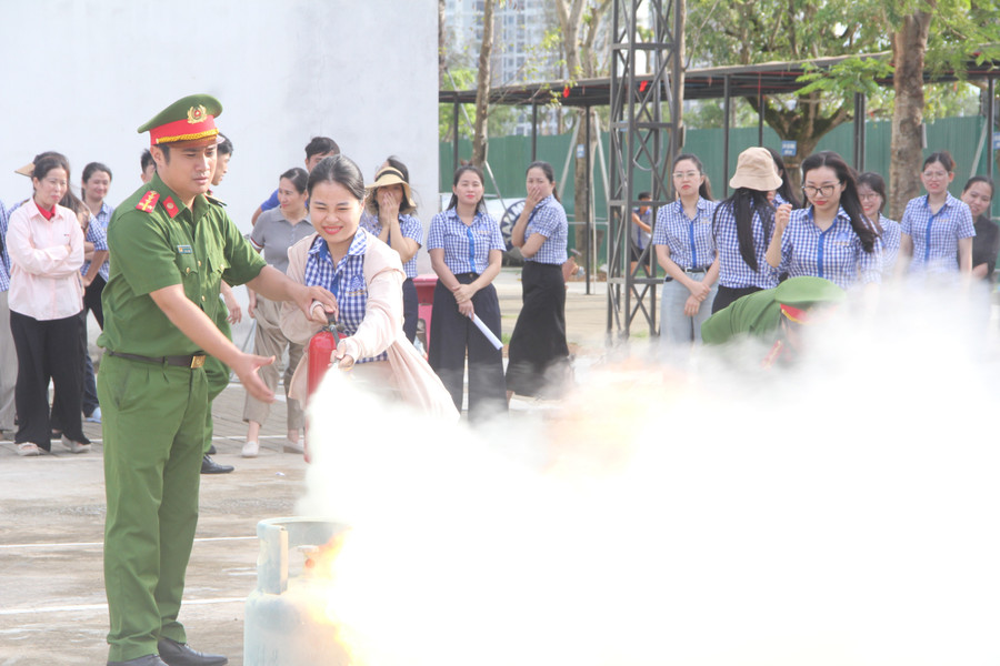 Tại buổi tập huấn, cán bộ Phòng Cảnh sát PCCC&CNCH đã phổ biến những kiến thức cơ bản về nguyên nhân gây cháy, kỹ năng thoát hiểm, sử dụng bình chữa cháy, cách xử lý khi phát hiện khói, lửa trong lớp học, khu vực bếp ăn... img-6953.jpg
