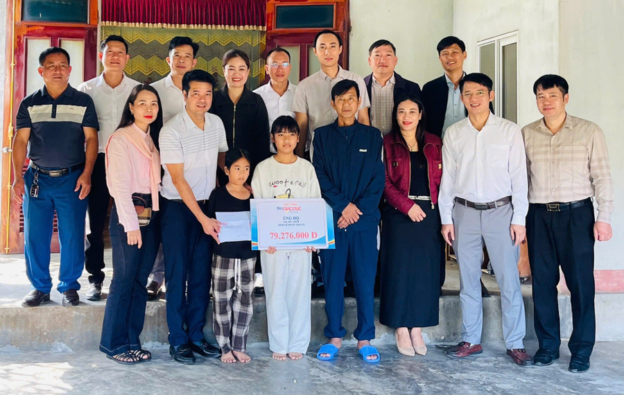 Số tiền hơn 79 triệu đồng được trao đến hoàn cảnh bố con anh Trung.