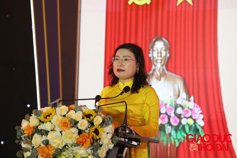 Bà Nguyễn Thị Nguyệt, Giám đốc Sở GD&ĐT Hà Tĩnh chúc mừng những thành tích đáng tự hào mà thầy và trò Trường THPT Cẩm Bình đã đạt được z6587224969872-496afedf53329232e84c1799f6000295-6494.jpg