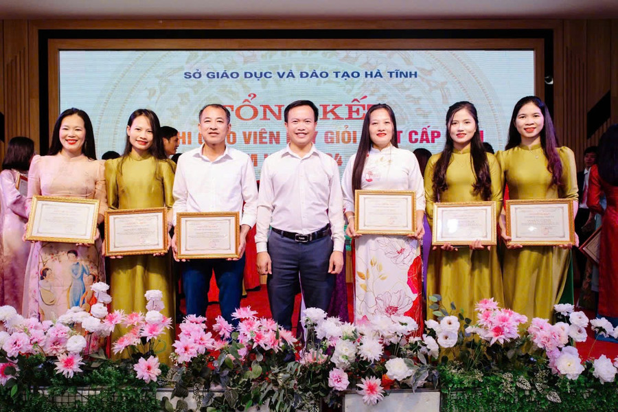Nhiều giáo viên Trường THPT Nguyễn Đình Liễn đạt giải cao trong Hội thi giáo viên giỏi cấp tỉnh. a5d038c382fe37a06eef.jpg