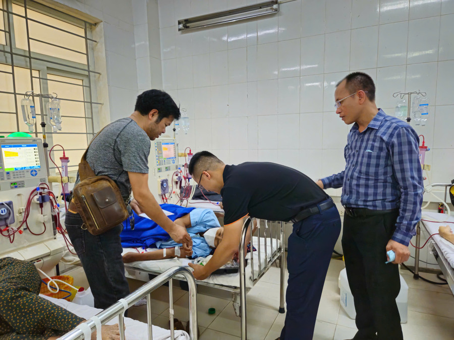 Trao suất cơm, phần quà dành tặng bệnh nhân chạy thận tại Bệnh viện Đa khoa Hà Tĩnh. 5.jpg