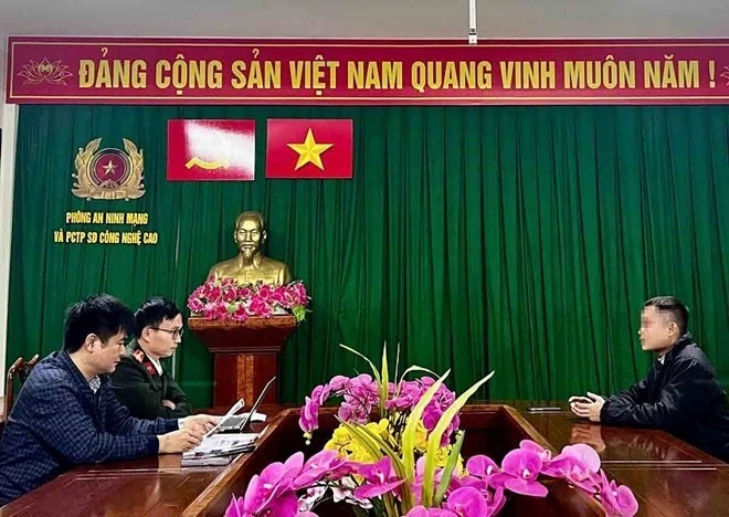 Cơ quan chức năng làm việc với ông T.D.T. (Ảnh: CTV)