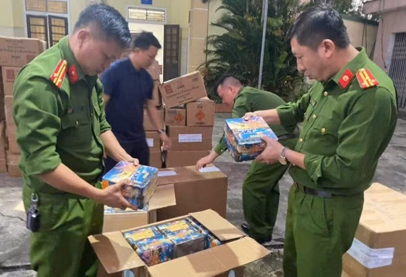 Lực lượng chức năng kiểm tra tang vật vụ án,