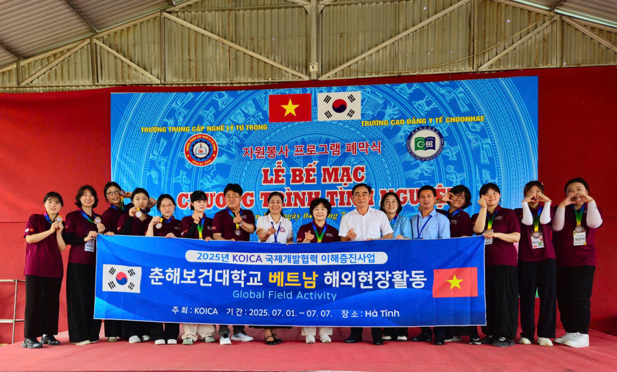 Đoàn tình nguyện chụp ảnh lưu niệm cùng lãnh đạo nhà trường. 1000017540.jpg