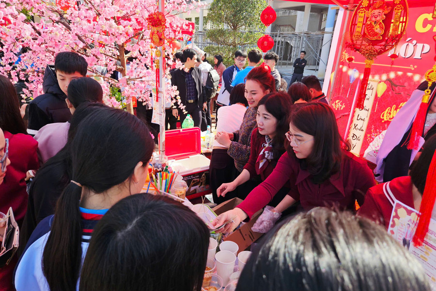 Hội chợ Xuân trong trường học ở Hà Tĩnh.