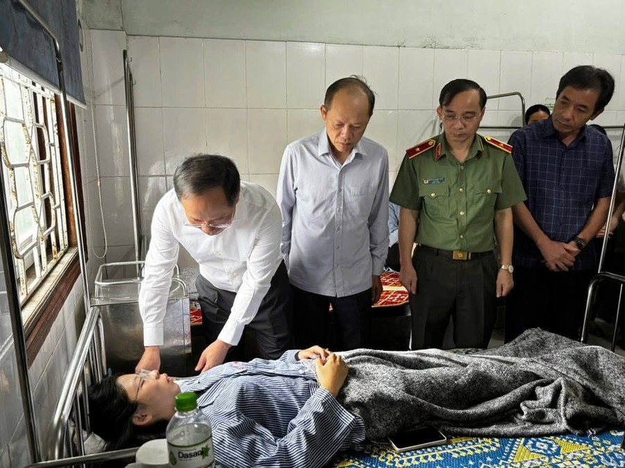 Lãnh đạo tỉnh Hà Tĩnh thăm hỏi nạn nhân trong vụ tai nạn xe khách khiến 24 người thương vong.