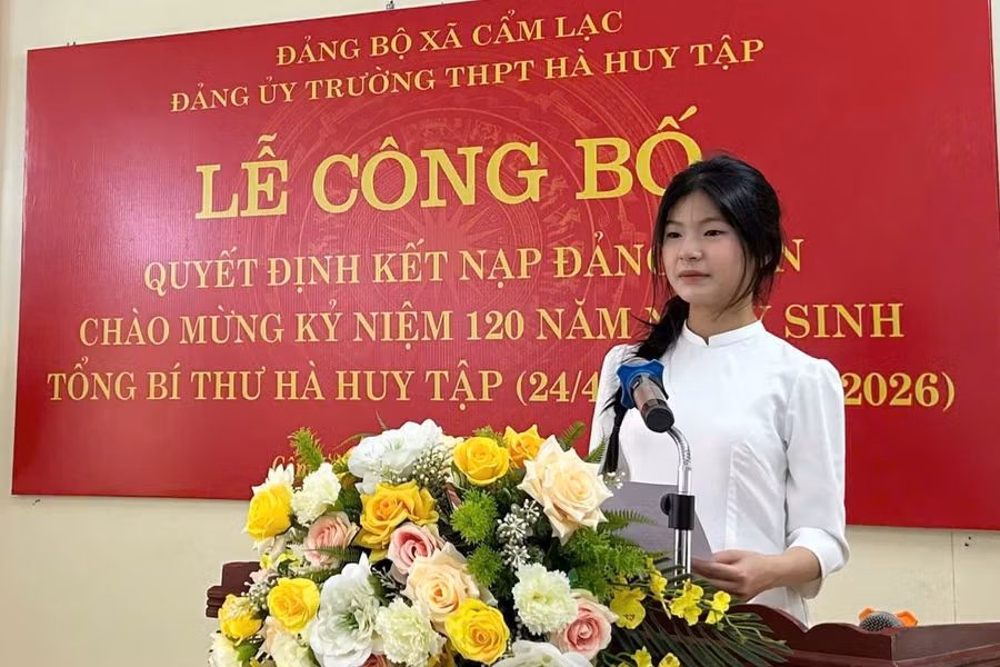 Em Võ Thị Nhung tại lễ kết nạp đảng viên.